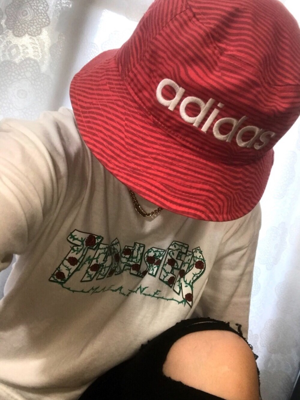 「ストリート、ダメージスキニー、バケットハット、メンズライク」｜「adidasのアイテム（ハット、レッド系）」を使った、mifyi🥀さん（レディース・157cm）の夏コーディネートの1枚目の写真