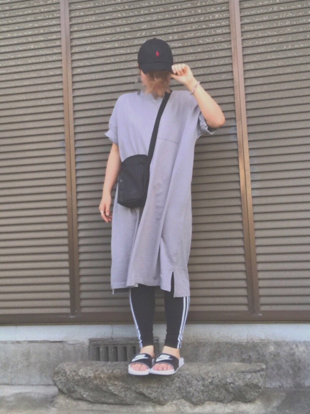 「スポーツミックス、ストリートMIX、Tシャツワンピ、ロンT、カジュアル、ラフ」｜「Right-onのアイテム（ワンピース、グレー系）」を使った、mifyi🥀さん（レディース・157cm）の夏コーディネートの1枚目の写真