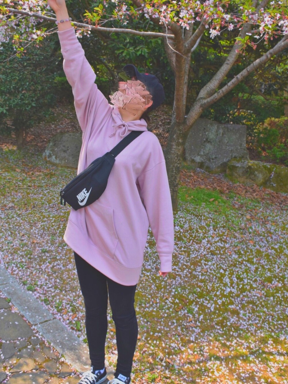「春、春色、春コーデ、休日コーデ、桜、ピンク、ピンク×ブラック、シンプル、カジュアル、ストリート」｜「POLO RALPH LAURENのPOLO RALPH LAUREN Classic CAP（キャップ、ブラック系）」を使った、mifyi🥀さん（レディース・157cm）の春コーディネートの1枚目の写真