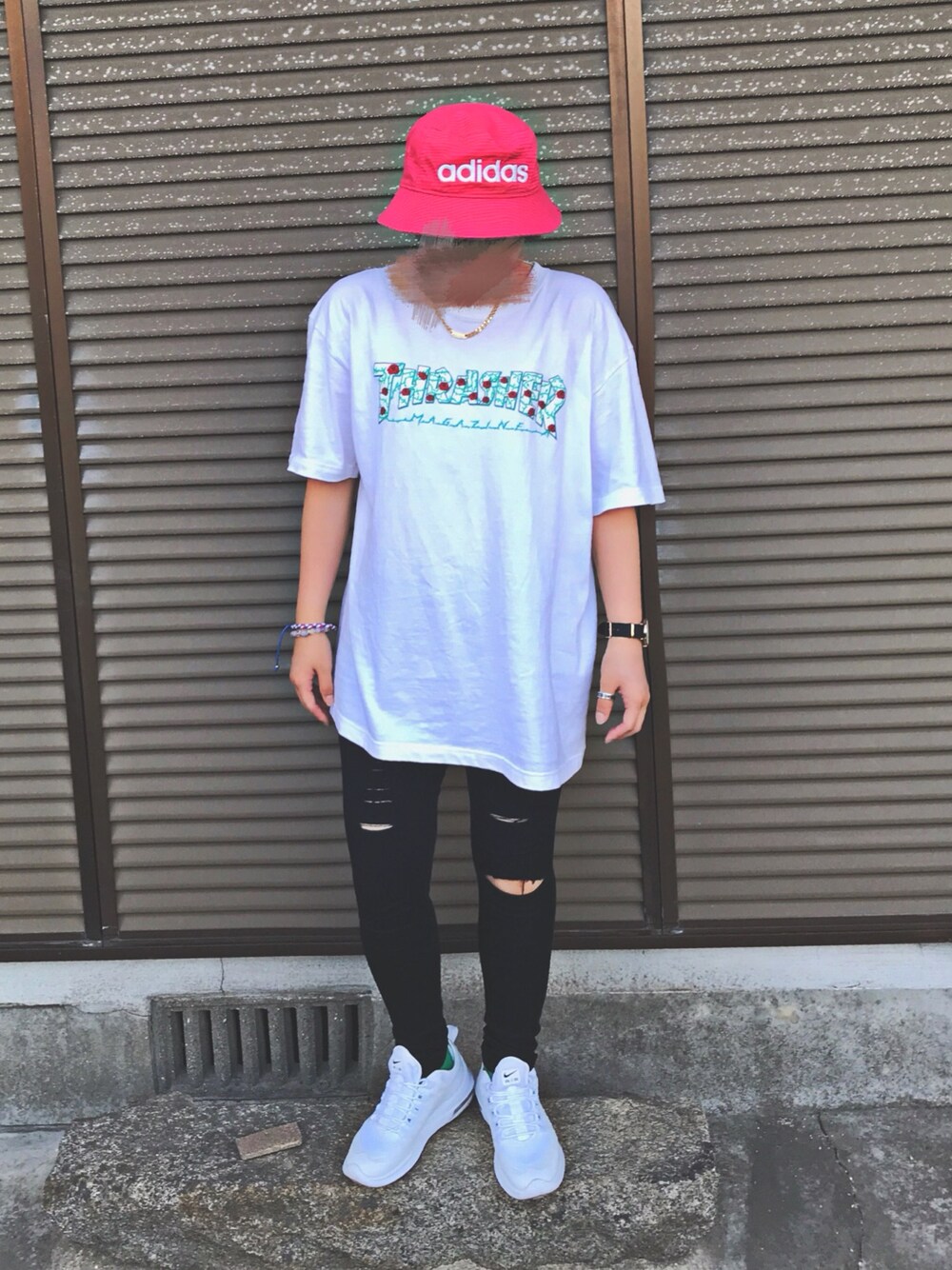 「ストリート、バケットハット、ダメージスキニー、AIR MAX、Daniel Wellington」｜「adidasのアイテム（ハット、レッド系）」を使った、mifyi🥀さん（レディース・157cm）の夏コーディネートの1枚目の写真