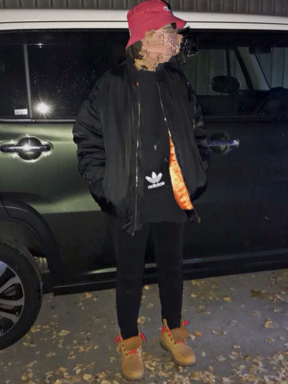 「メンズライク、ストリート、バケットハット」｜「adidasのアイテム（ハット、レッド系）」を使った、mifyi🥀さん（レディース・157cm）の冬コーディネートの1枚目の写真