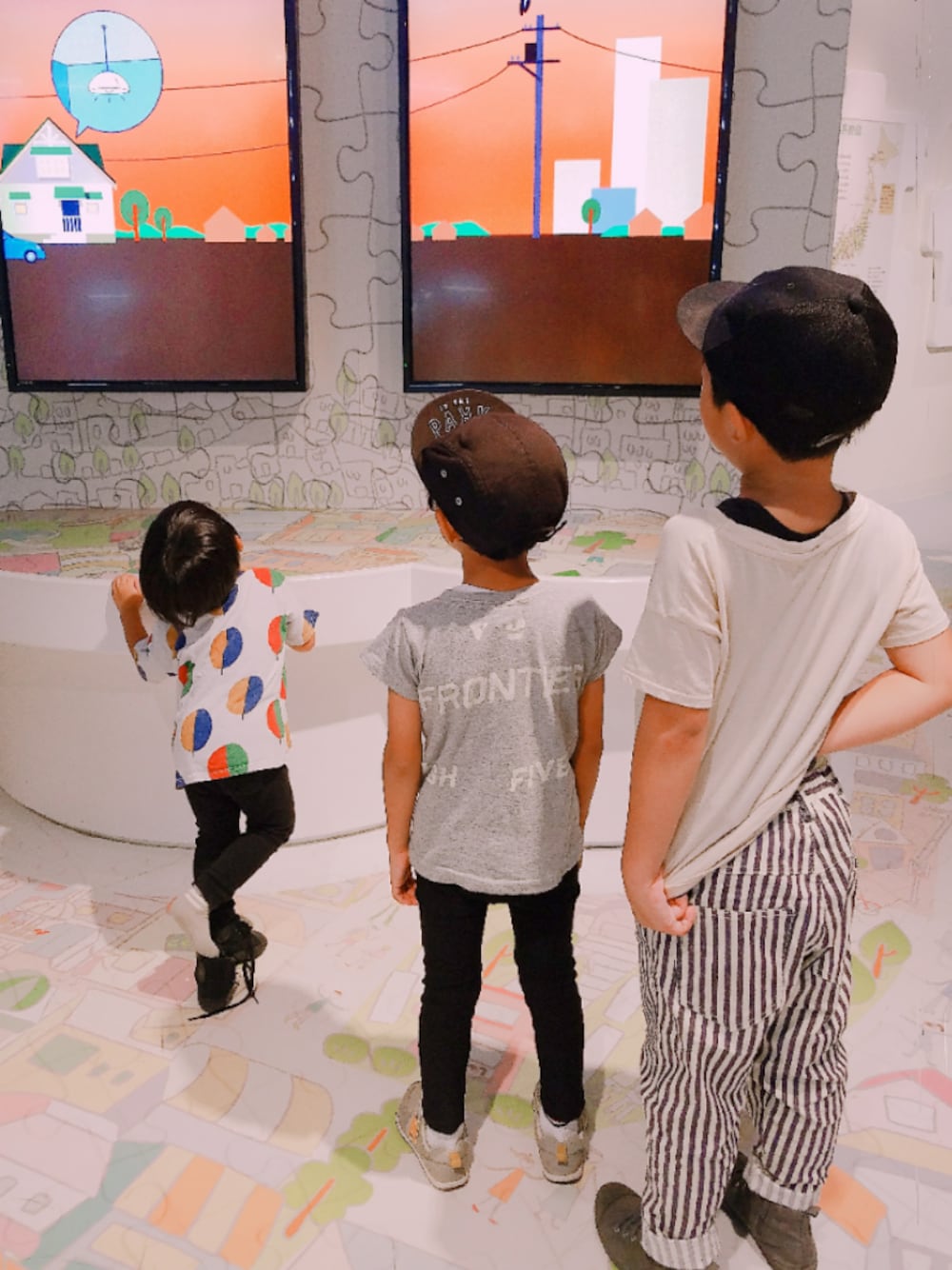 「休日スタイル、男の子コーデ、kidsfashion、男の子、兄弟コーディネート、黒キャップ、キャップ」｜「UNIQLOのアイテム（パンツ、ブラック系）」を使った、sewariさん（キッズ・120cm）の秋コーディネートの1枚目の写真
