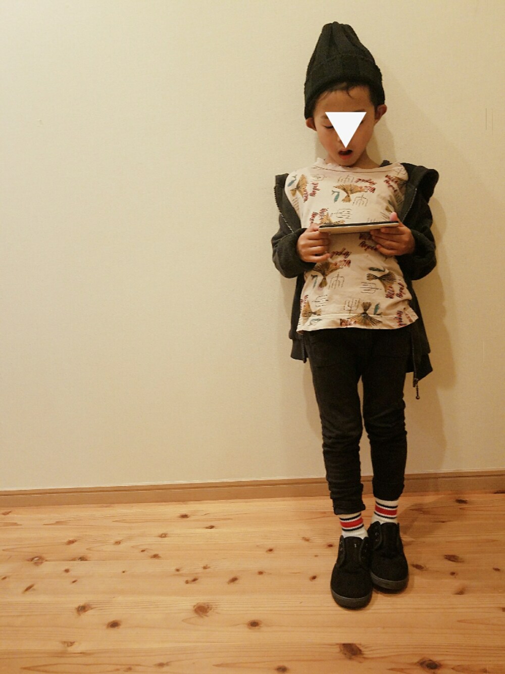 ピンク系のTシャツ/カットソー、ブラック系のパーカー、ブラック系のパンツを着用したキッズの秋コーディネートの1枚目の写真