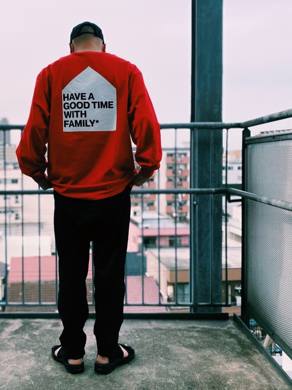 「オーバーサイズ、ビッグT、ストリートコーデ、春夏コーデ、レッドコーデ、ロンT、ビッグシルエット」｜「THE NORTH FACEの(THE NORTH FACE)MAアクティブライトキャップ（ユニセックス）（キャップ、ブラック系）」を使った、D.WATANABEさん（メンズ・171cm）の春コーディネートの1枚目の写真