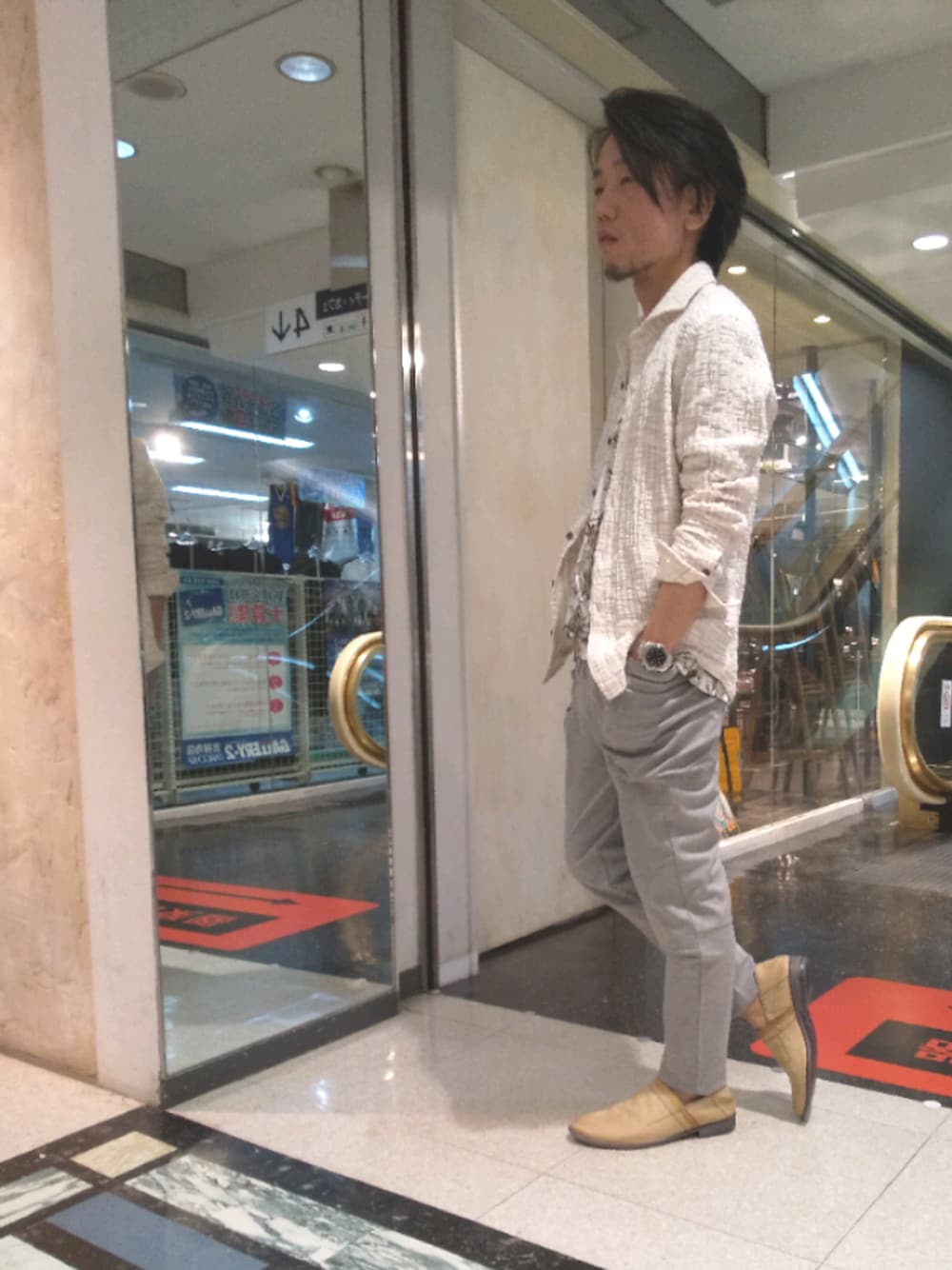 ベージュ系のTシャツ/カットソー、ベージュ系のシャツ/ブラウス、グレー系のその他パンツを着用したメンズの春コーディネートの1枚目の写真