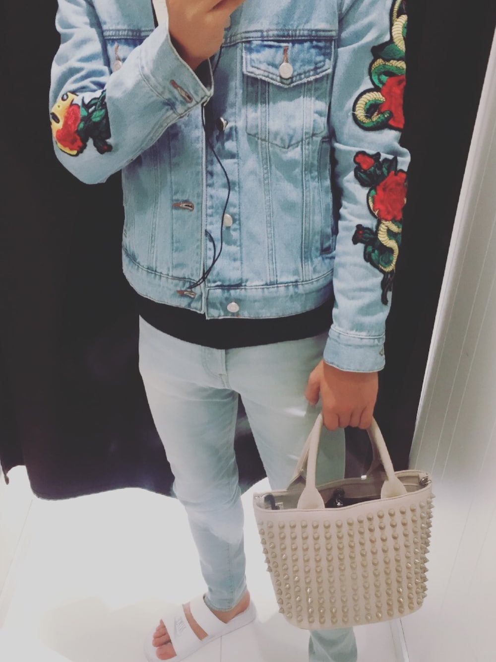 Christian Louboutinのトートバッグを使ったメンズ人気ファッション