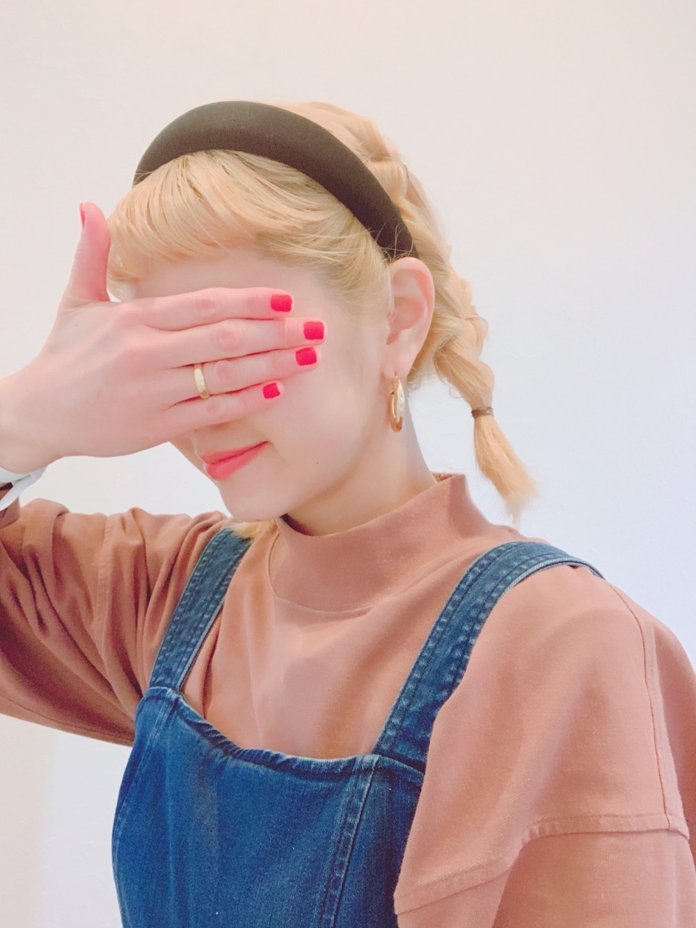 「ブラウン色に染まれ、シンプル、プチプラコーデ、低身長コーデ、150cm、UNIQLO、サロペット、moussy、カチューシャ、金髪」｜「UNIQLOのモックネックT（長袖）（Tシャツ/カットソー、ブラウン系）」を使った、リリーさん（レディース・150cm）の冬コーディネートの1枚目の写真