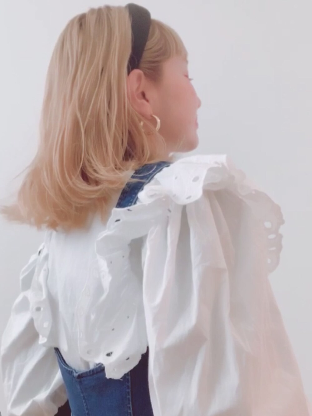 「低身長、150cm、ZARA、FREES'MART、moussy、カジュアル、ブラウス、サロペット、ブラウス×デニム、金髪」｜「ZARAのアイテム（シャツ/ブラウス、ホワイト系）」を使った、リリーさん（レディース・150cm）の春コーディネートの1枚目の写真