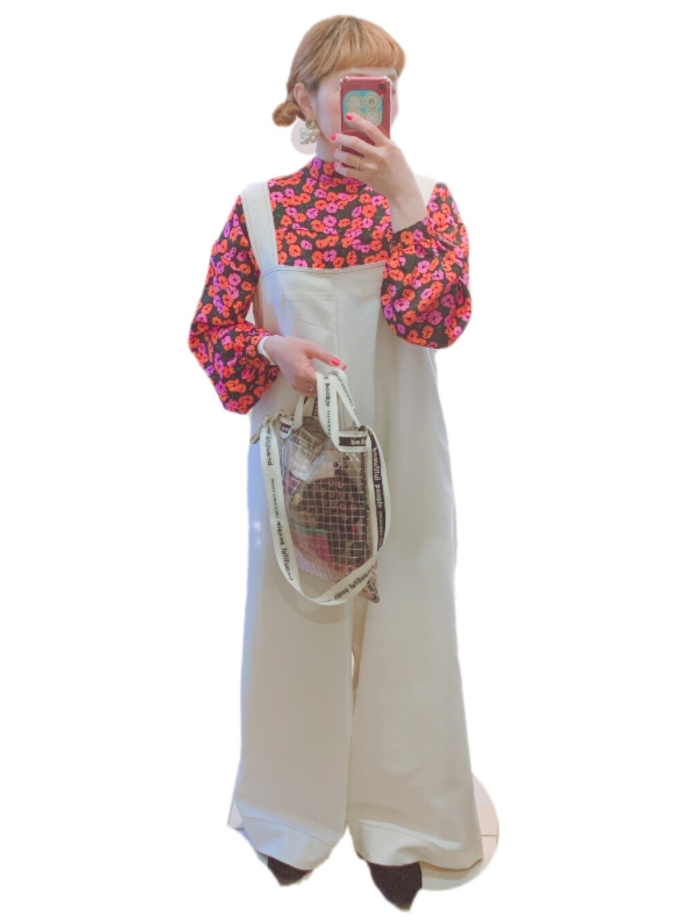「サロペット、SLY、moussy、beautiful people、SVEC(SVEC)、低身長、150cm、クリアバッグ、おしゃれさんと繋がりたい、おだんごヘアー」｜「beautiful peopleの【beautiful people(ビューティフルピープル)】《STUDIOUS別注》ビニールサコッシュバッグ（ショルダーバッグ、ブラック系）」を使った、リリーさん（レディース・150cm）の春コーディネートの1枚目の写真