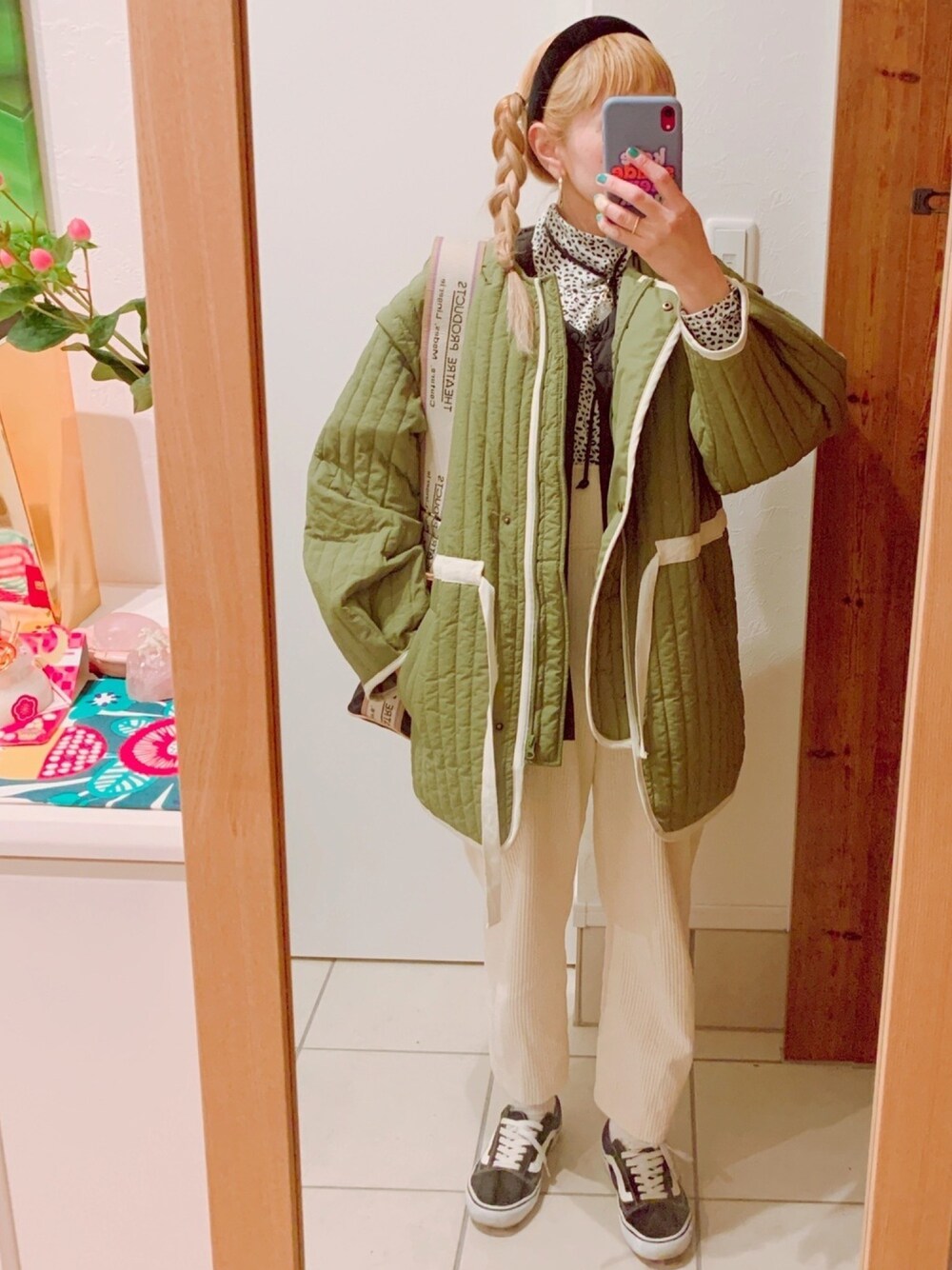 「冬コーデ、大人カジュアル、低身長コーデ、オーバーサイズ、ショルダーバッグ、wcloset、150cmコーデ、UNIQLO、シアタープロダクツ(THEATRE PRODUCTS)、moussy」｜「w closetの縦ステッチキルティング袖取り外しジャケット（その他アウター、グリーン系）」を使った、リリーさん（レディース・150cm）の冬コーディネートの1枚目の写真