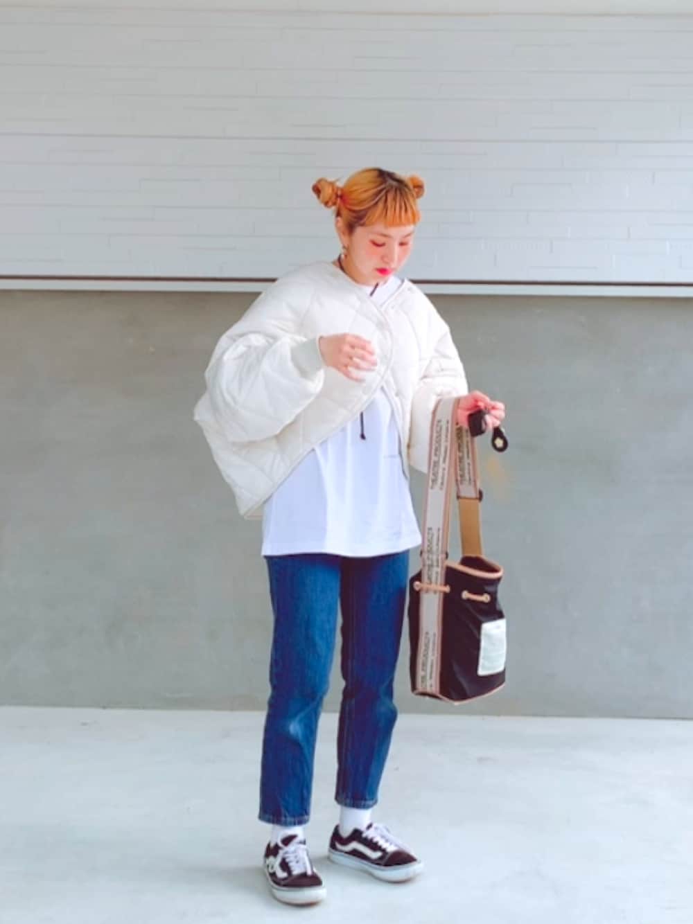 「カジュアルコーデ、シンプルコーデ、ボリューム袖、SLY、ユニクロ、GU、VANS、シアタープロダクツ(THEATRE PRODUCTS)、低身長、お団子ヘアー」｜「SLYのNO COLLAR LOOSELY ブルゾン（ブルゾン、ホワイト系）」を使った、リリーさん（レディース・150cm）の冬コーディネートの1枚目の写真