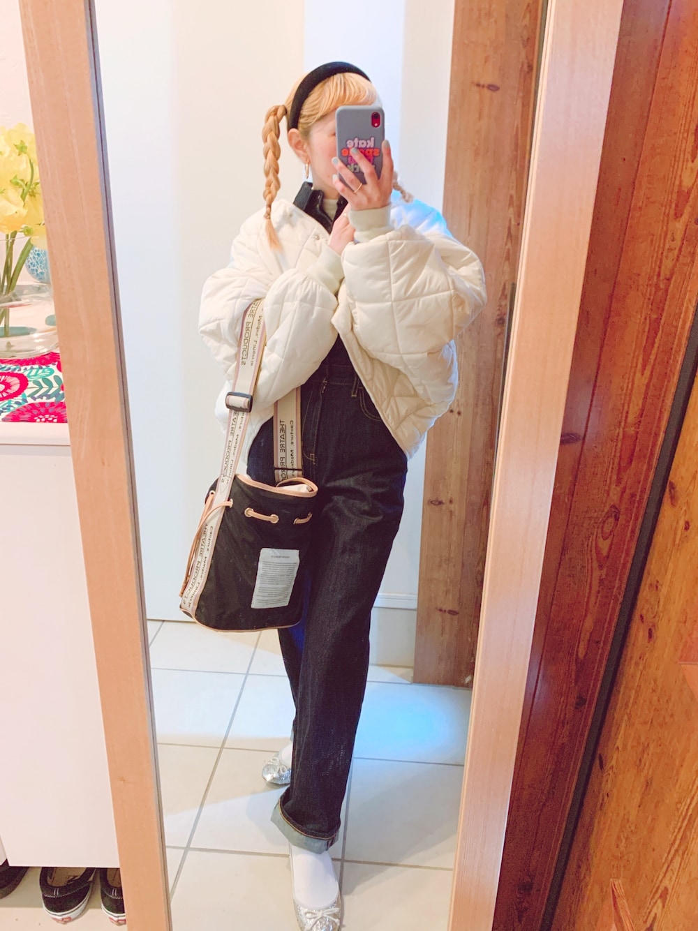 「大人カジュアル、おしゃれさんと繋がりたい、カジュアル、オトナ女子、SLY、moussy、WEGO、シアタープロダクツ(THEATRE PRODUCTS)、150cm、低身長」｜「SLYのDENIM ジャンプスーツ（つなぎ/オールインワン、ブラック系）」を使った、リリーさん（レディース・150cm）の冬コーディネートの1枚目の写真