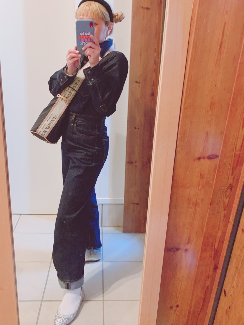 「春、きれいめカジュアル、デニム、着回しコーデ、低身長コーデ、オールインワン、moussy、シアタープロダクツ(THEATRE PRODUCTS)、SLY、150cm」｜「SLYのDENIM ジャンプスーツ（つなぎ/オールインワン、ブルー系）」を使った、リリーさん（レディース・150cm）の春コーディネートの1枚目の写真