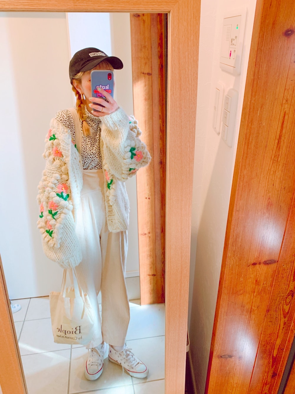 「オトナカジュアル、はるコーデ、おしゃれさんと繋がりたい、春、スニーカー、低身長、コンバース、pocher、ホワイト、150cm」｜「pocherのアイテム（ニット/セーター、ホワイト系）」を使った、リリーさん（レディース・150cm）の春コーディネートの1枚目の写真