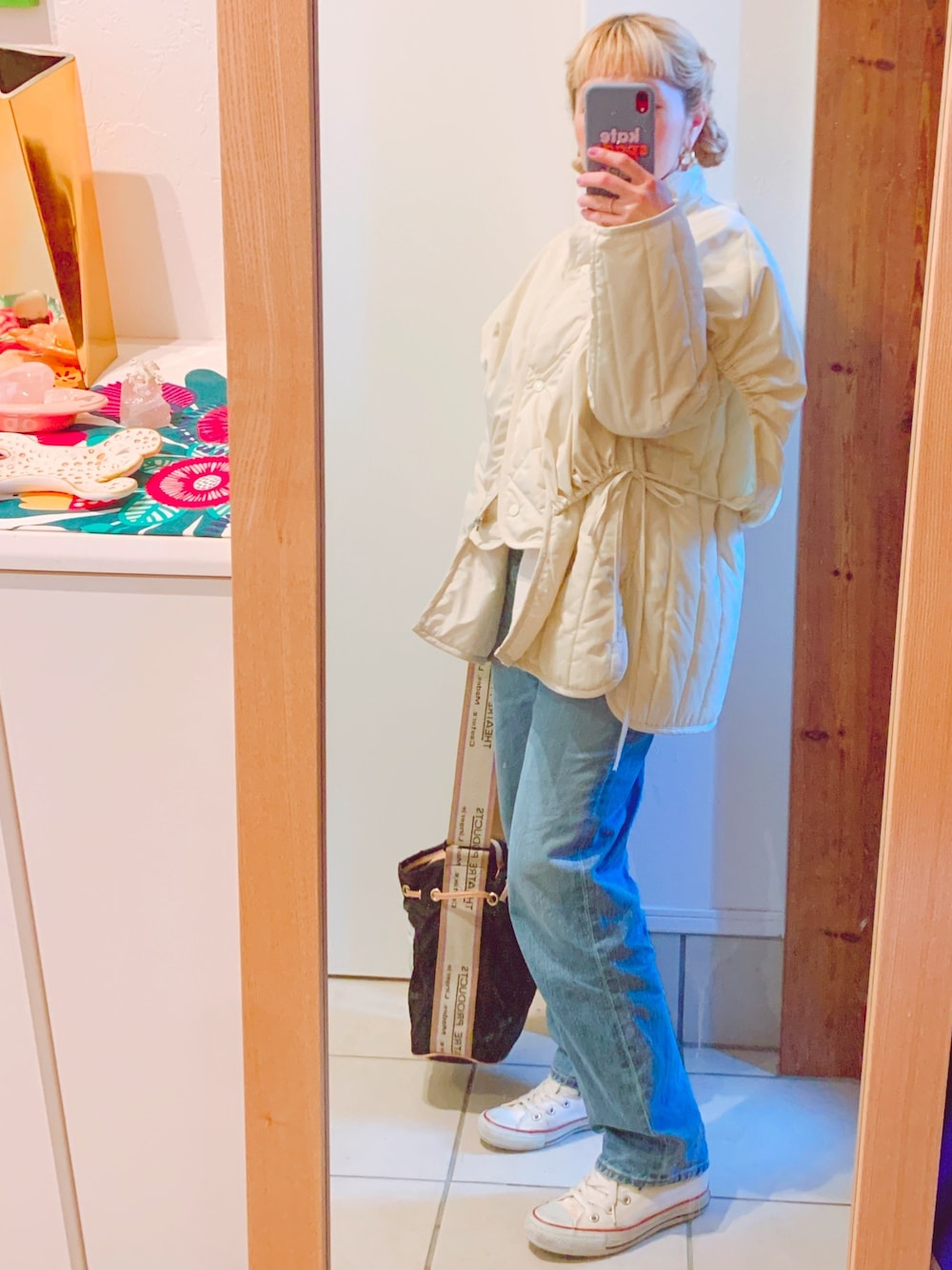 「GU、ハイウエストストレートジーンズ、GUコーデ、GUデニム、セレクトモカ(select MOCA)、コンバース、シアタープロダクツ(THEATRE PRODUCTS)、150cm、低身長、デニム」｜「select MOCAのレイヤードキルティングジャケット/重ね着風オーバーサイズショートダウン（ダウンジャケット/コート、ホワイト系）」を使った、リリーさん（レディース・150cm）の春コーディネートの1枚目の写真