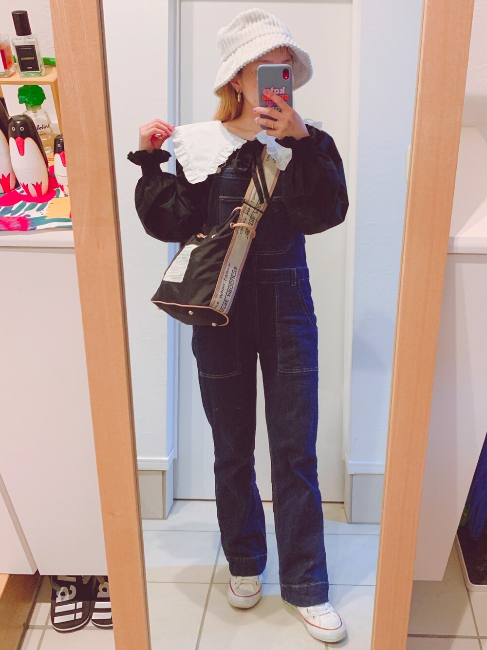 「オトナ女子、オトナカジュアル、converse、ショルダーバッグ、シャツスタイル、H&M、シアタープロダクツ(THEATRE PRODUCTS)、Discoat、USAコットン、unemansion」｜「DISCOATのUSコットンサロペット≪WEB限定カラーあり≫（サロペット/オーバーオール、ブルー系）」を使った、リリーさん（レディース・150cm）の春コーディネートの1枚目の写真