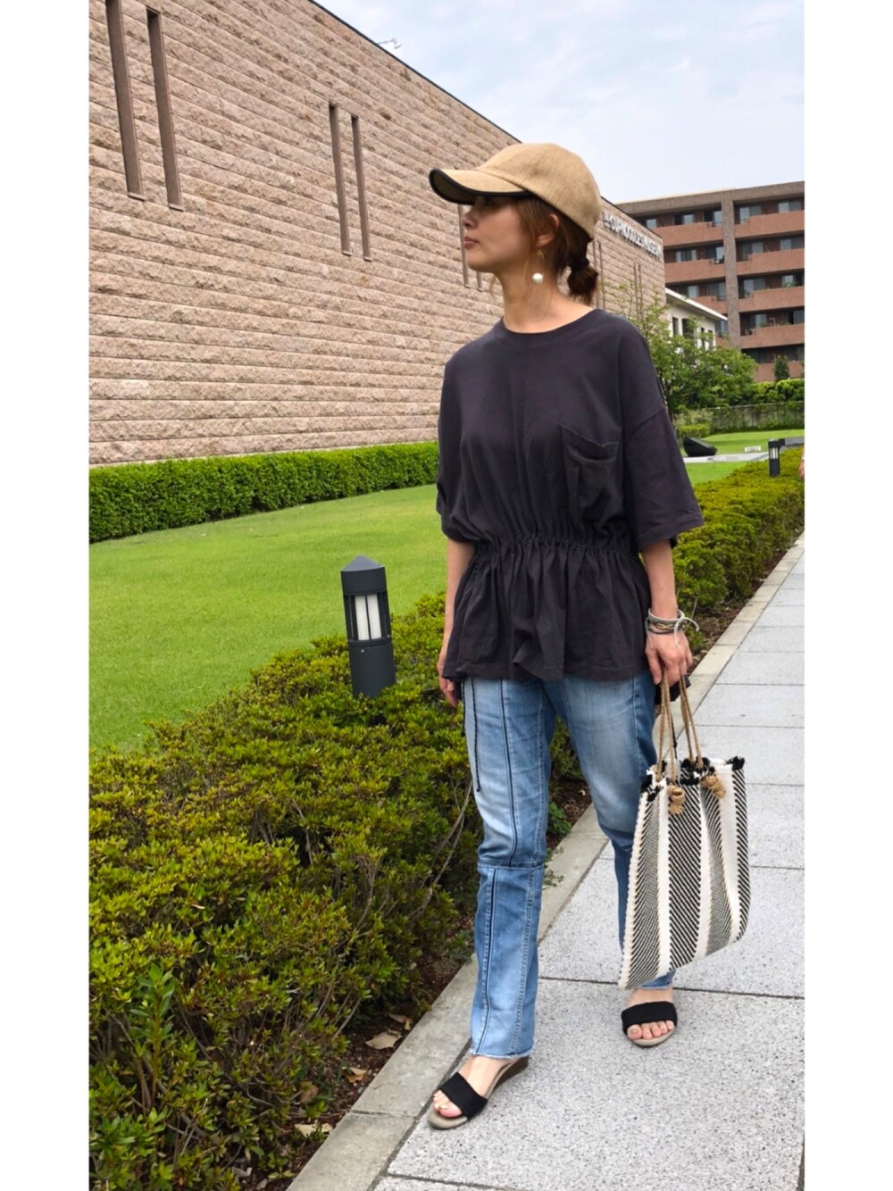 「夏コーデ、ラクチンコーデ、大人カジュアル、ラフ、カジュアルコーデ、楽チンコーデ、ママコーデ、Tシャツ、デニム、シンプル」｜「E hyphen world galleryの・シートキャップ（キャップ、ベージュ系）」を使った、kyonさん（レディース・154cm）の夏コーディネートの1枚目の写真