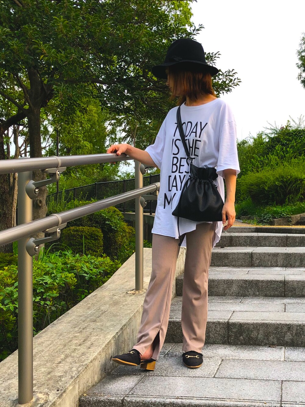「カジュアル、大人カジュアル、ラクチンコーデ、シンプル、ママコーデ、ハット、Tシャツ、ラフ、パンツスタイル、シンプルコーデ」｜「GLOBAL WORKのフェルトナカオレＨＡＴ/565115（ハット、ブラック系）」を使った、kyonさん（レディース・154cm）の夏コーディネートの1枚目の写真