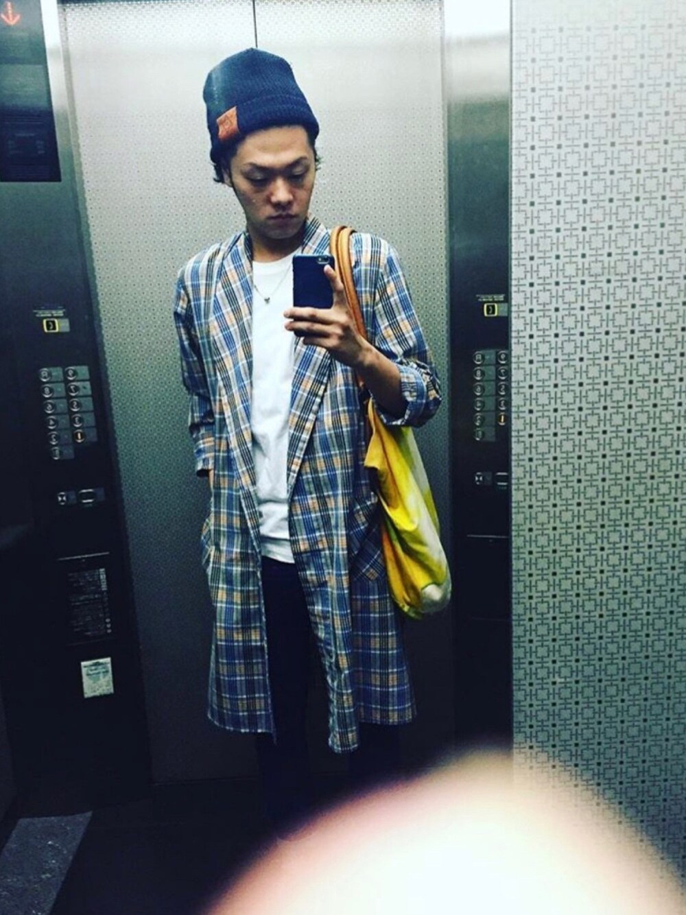 「macromauroのアイテム（バッグ、イエロー系）」を使った、 遼さん（メンズ・181cm）の秋コーディネートの1枚目の写真