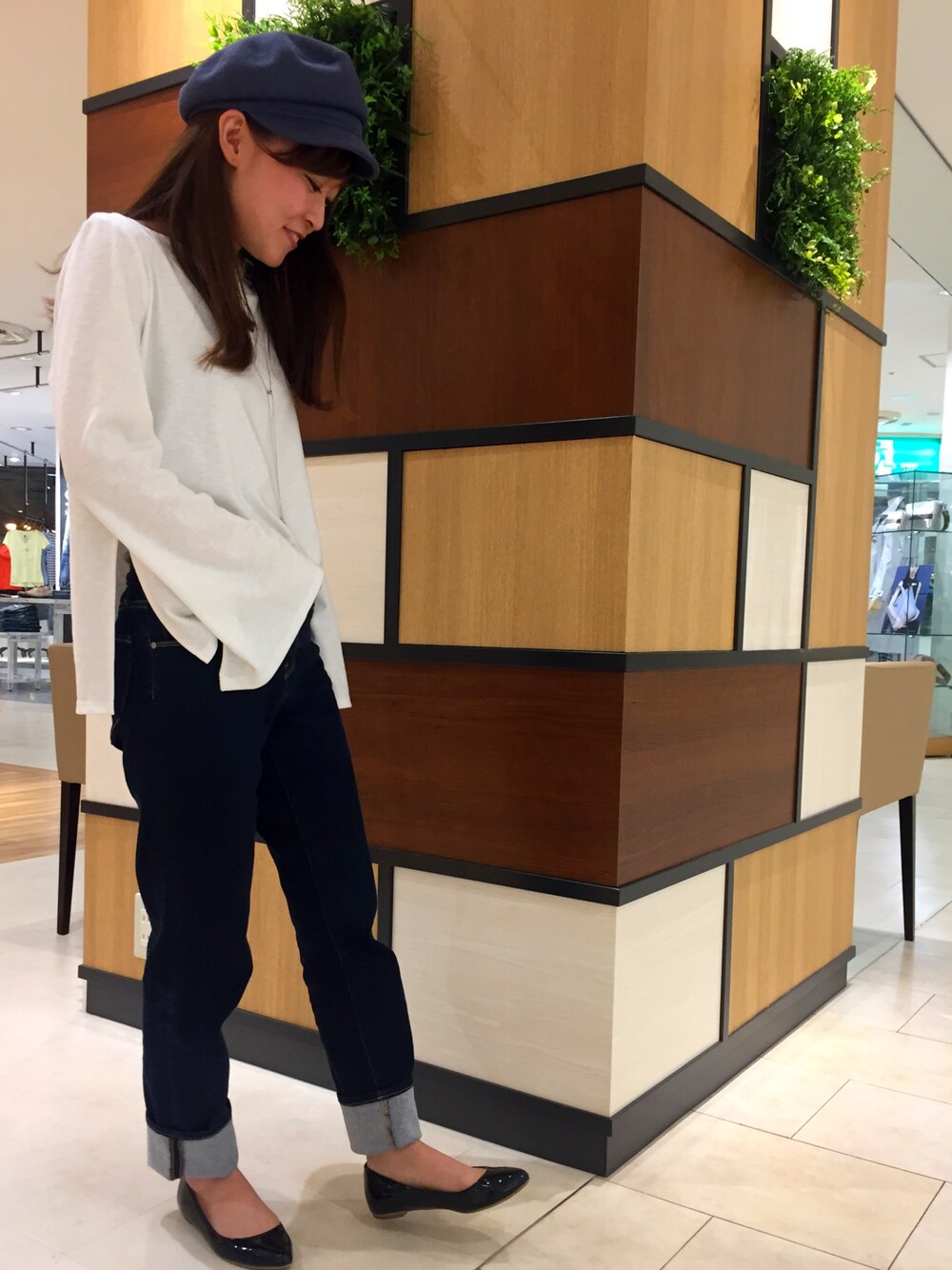 「シンプルコーデ、リリーブラウン、ドミンゴ、デニムパンツ、キャスケット」｜「ファルファーレのアイテム（バレエシューズ、ブラック系）」を使った、ayaka✩さん（レディース・147cm）の春コーディネートの1枚目の写真