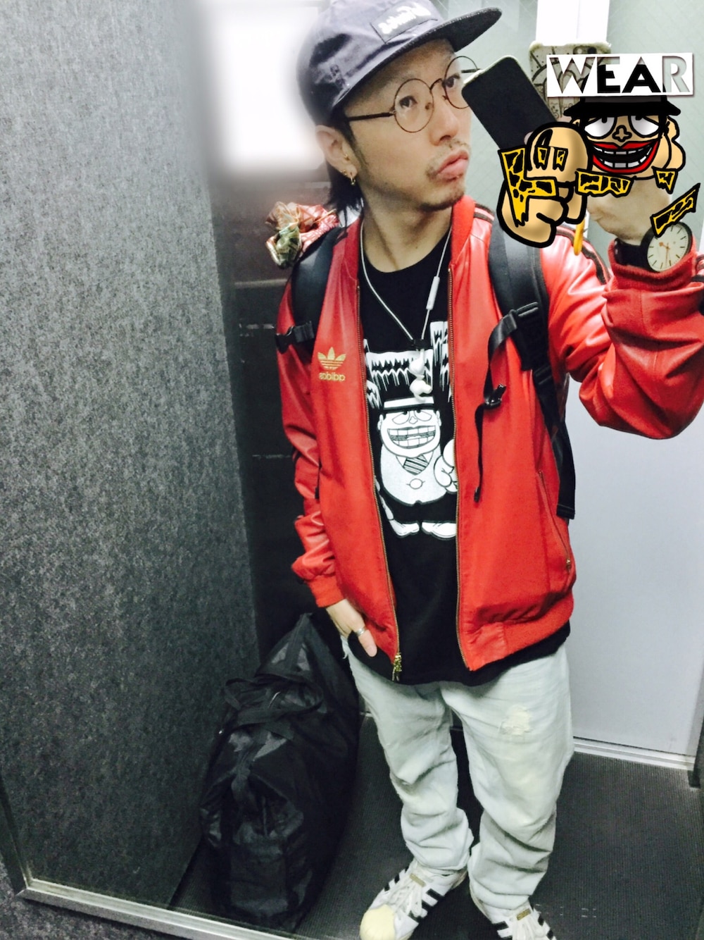 「キャップ、丸メガネ、レザージャケット、黒Tシャツ、ダメージデニムパンツ、スーパースター80's、バックパック、トリコロール、赤、笑ゥせぇるすまん」｜「adidas Originalsのmi adidas mi Superstar 80s 2015（スニーカー、ホワイト系）」を使った、tbkさん（メンズ・162cm）の秋コーディネートの1枚目の写真