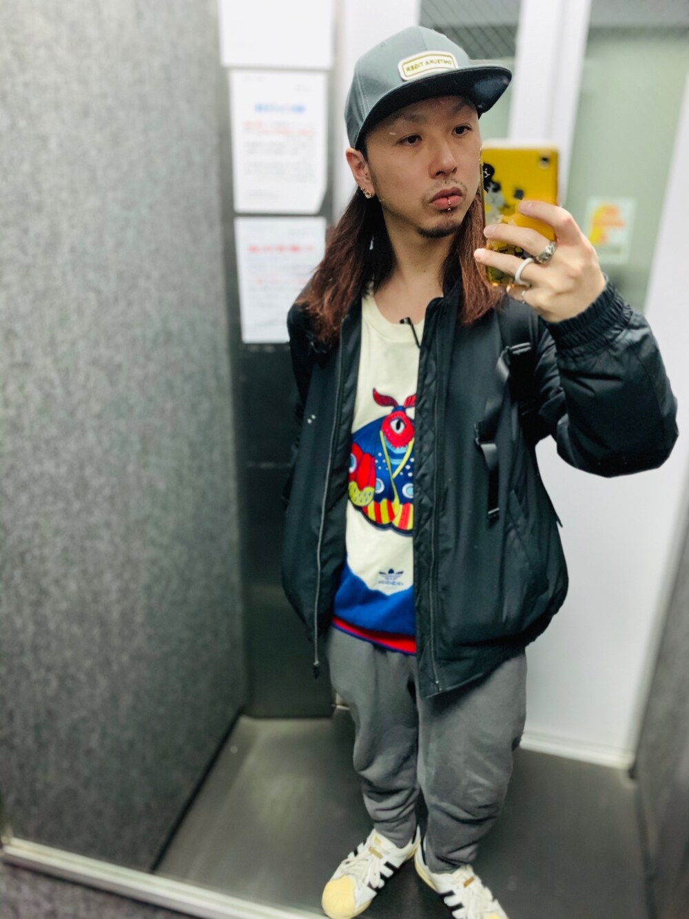 「キャップ、ダウンジャケット、スウェット、スウェットパンツ、スーパースター80's、バックパック、低身長、カジュアルコーデ、スニーカーコーデ、トリコロール」｜「adidas Originalsのmi adidas mi Superstar 80s 2015（スニーカー、ホワイト系）」を使った、tbkさん（メンズ・162cm）の春コーディネートの1枚目の写真