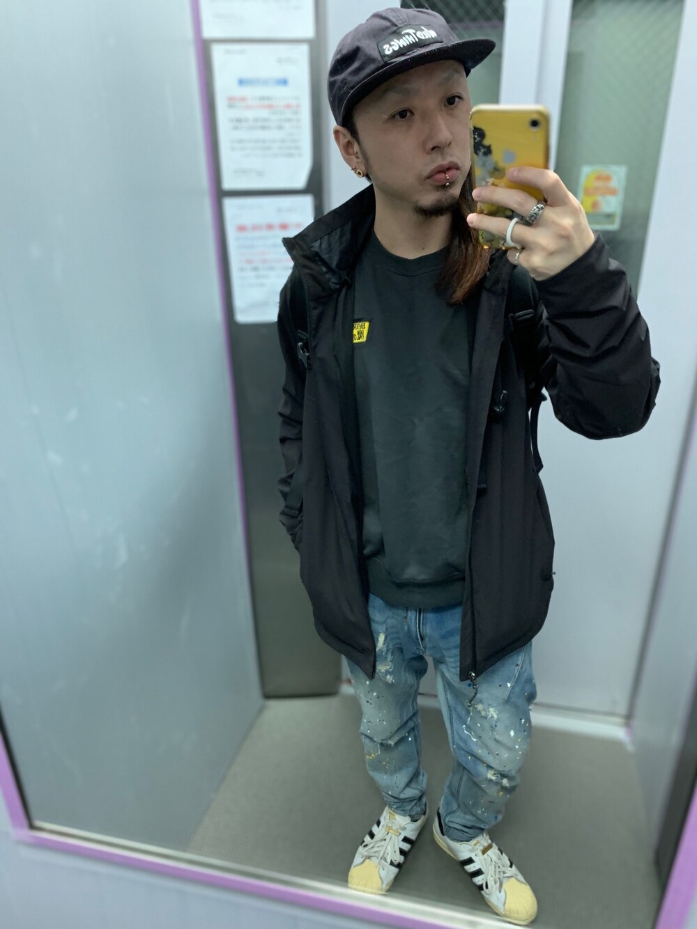 「ジェットキャップ、マウンテンパーカー、スウェット、ダメージデニムパンツ、スーパースター80's、バックパック、低身長、カジュアルコーデ、はるコーデ」｜「adidas Originalsのmi adidas mi Superstar 80s 2015（スニーカー、ホワイト系）」を使った、tbkさん（メンズ・162cm）の春コーディネートの1枚目の写真