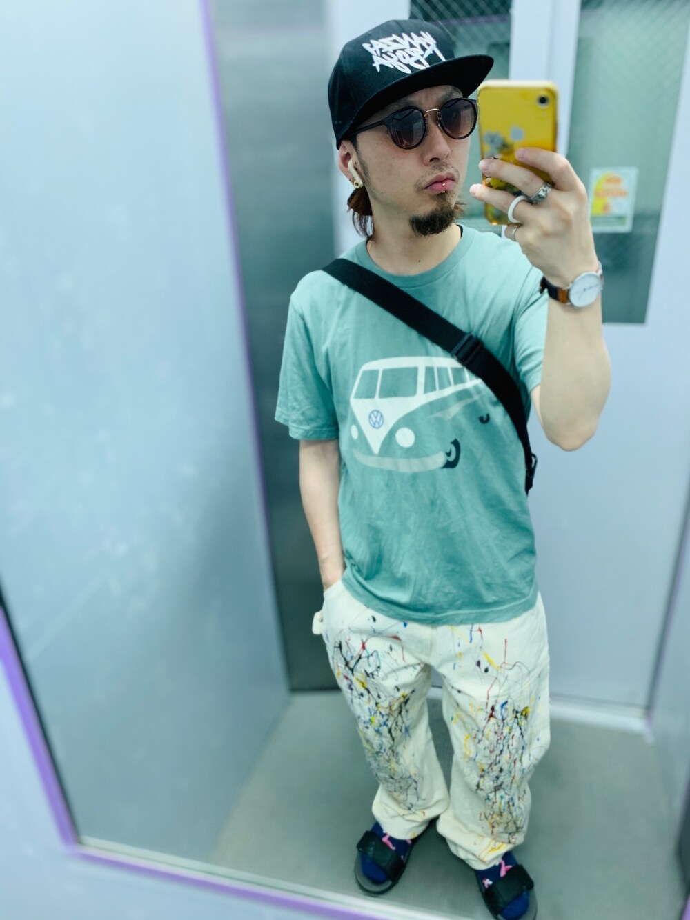「キャップ、サングラス、UNIQLO、ペイント、ペインターパンツ、サンダル、ショルダーバッグ、KinKi Kids、低身長」｜「ClarksのGarratt Active / ギャラットアクティブ （ブラックレザー）（サンダル、ブラック系）」を使った、tbkさん（メンズ・162cm）の夏コーディネートの1枚目の写真
