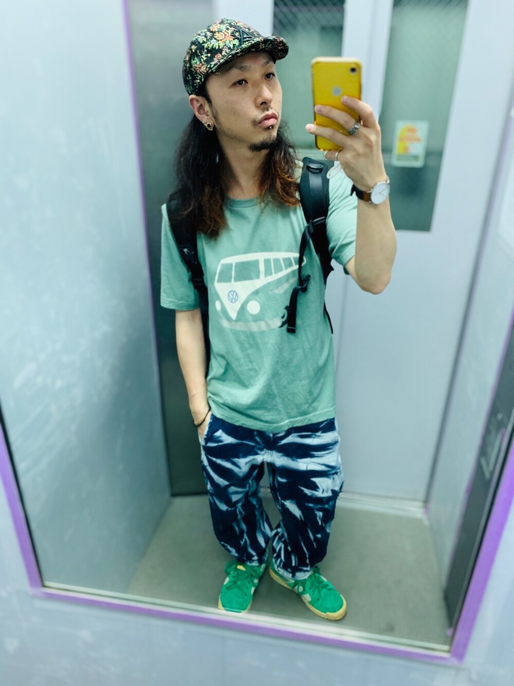 「ショートブリムキャップ、デニムパンツ、テーパードパンツ、スニーカー、バックパック、低身長、緑」｜「adidas Originalsの店舗限定 アディダス オリジナルス×ミタスニーカーズ ロースーツadidas Originals for mita sneakers LAWSUIT（スニーカー、グリーン系）」を使った、tbkさん（メンズ・162cm）の夏コーディネートの1枚目の写真