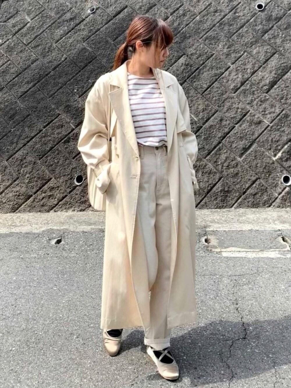 ベージュ系のTシャツ/カットソー、ホワイト系のトートバッグ、ベージュ系のその他シューズを着用したレディースの春コーディネートの1枚目の写真