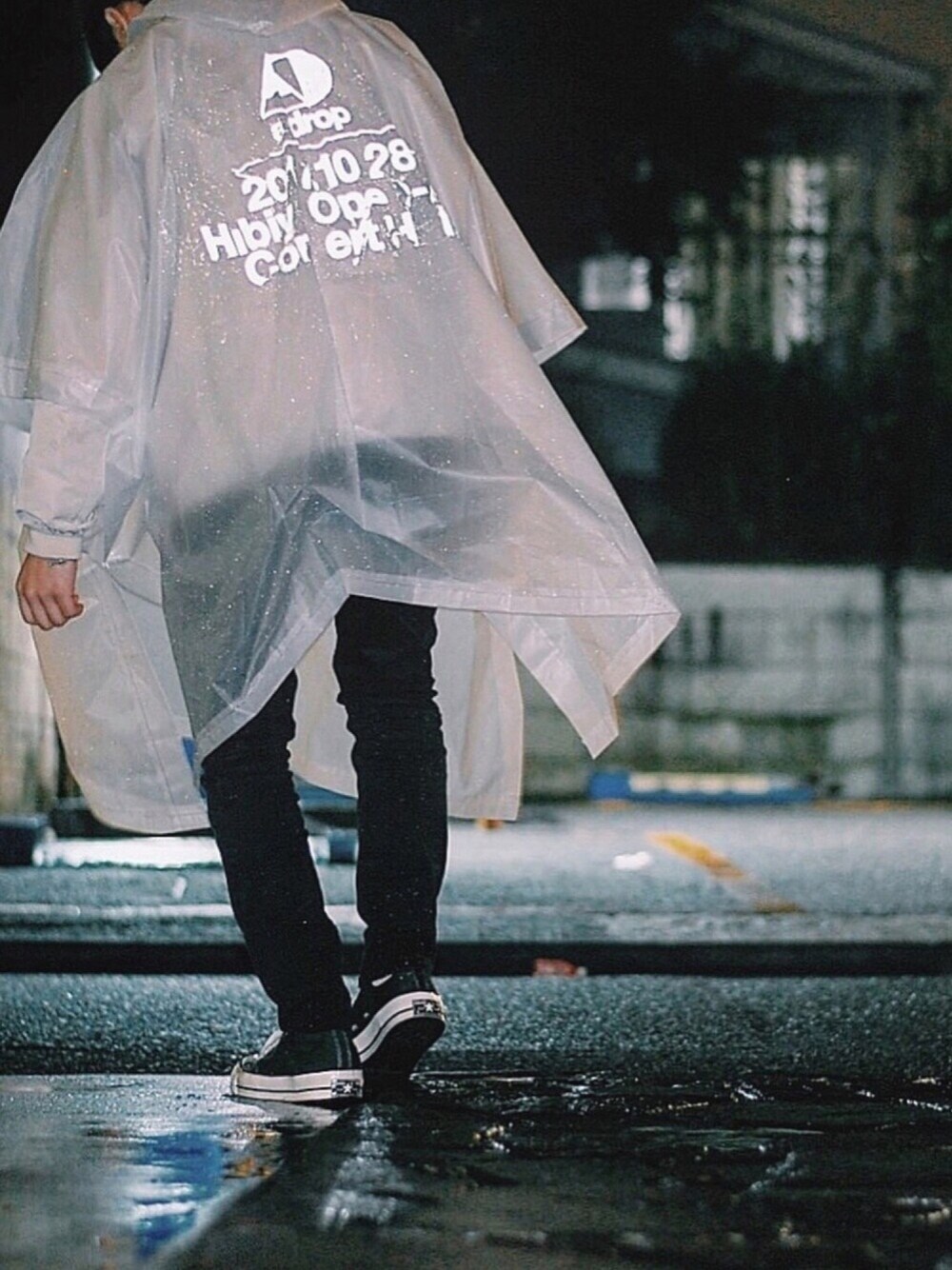 「wearhalloween2017、オーバーサイズ、スキニーデニム、黒スキニー、コーチジャケット、ポンチョ、雨の日コーデ、夜のスナップ」｜「UNIQLOＵのアイテム（ブルゾン、ベージュ系）」を使った、みーさん（メンズ・173cm）の秋コーディネートの1枚目の写真