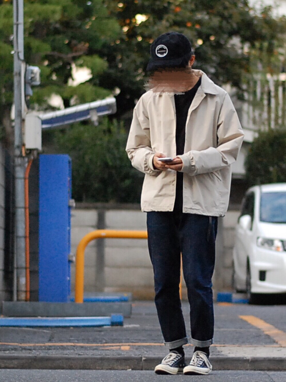 「休日スタイル、秋のコーデ、スニーカー、オーバーサイズ、秋、デニム、キャップ、ユニクロ、コーチジャケット」｜「HANESのHanes×SHIPS BLUESTORE: ジャパンフィット プレミアムポケットTEE【made in Japan】◇（Tシャツ/カットソー、ブラック系）」を使った、みーさん（メンズ・173cm）の秋コーディネートの1枚目の写真
