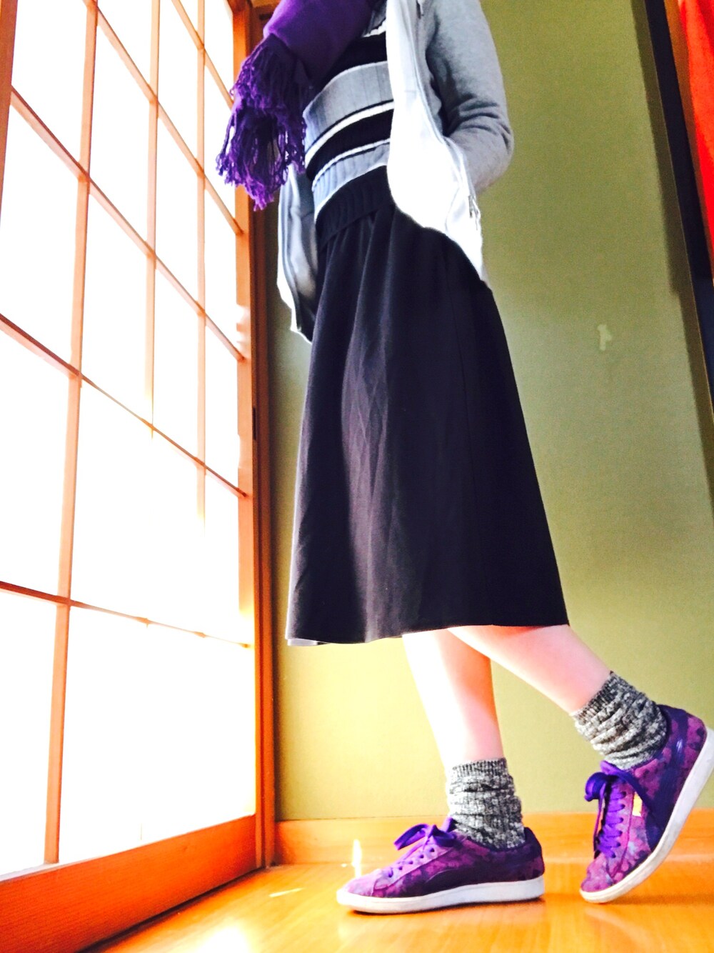 「近所、お買い物、紫、グレー、ブラック、冬」｜「PUMAのプーマビッキー アニマル (WOMEN) - sport classic（スニーカー、パープル系）」を使った、ピロ吉さん（レディース・161cm）の冬コーディネートの1枚目の写真