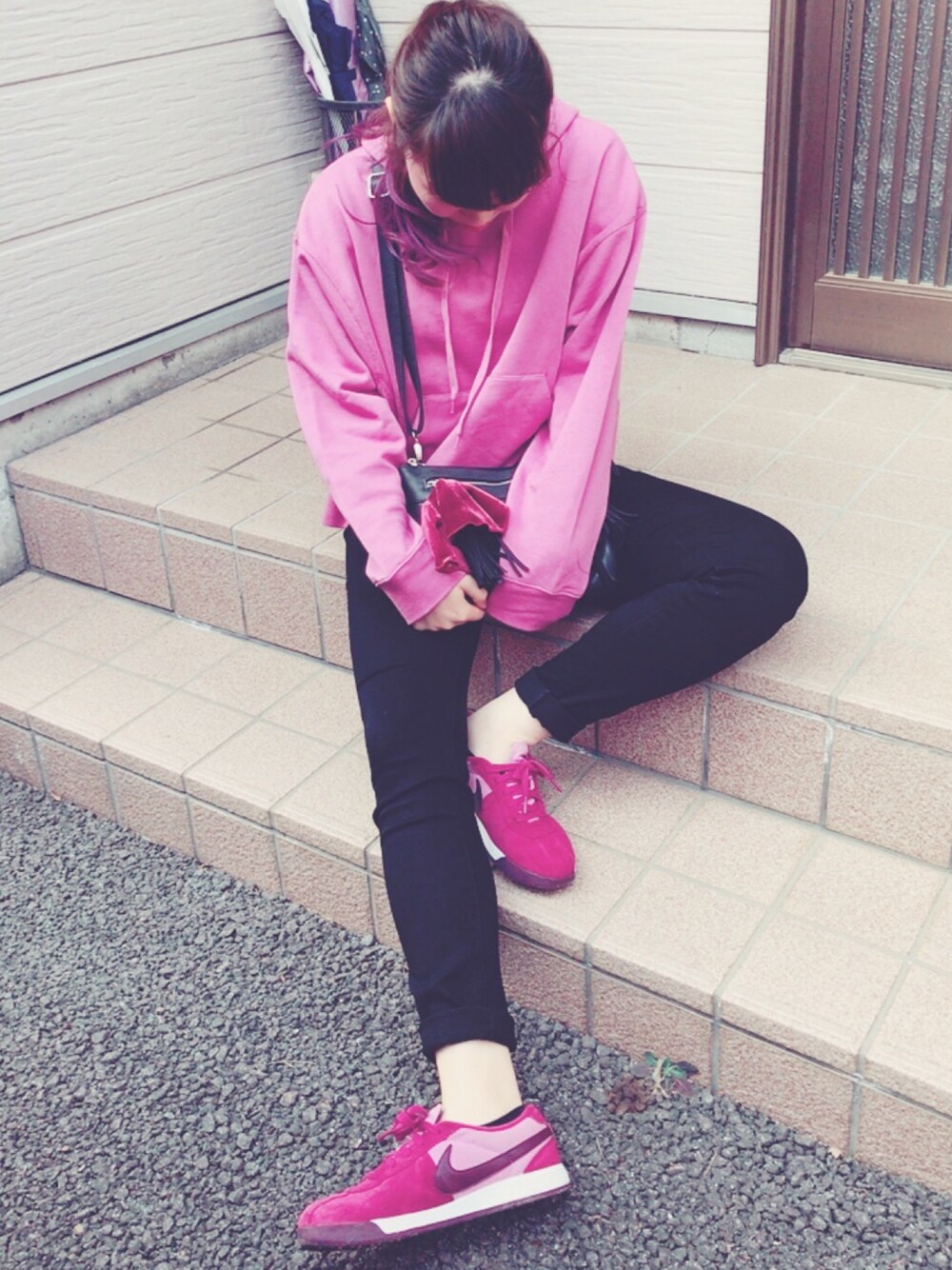 パープル系のパーカー、ブラック系のその他パンツ、パープル系のスニーカーを着用したレディースの春コーディネートの1枚目の写真