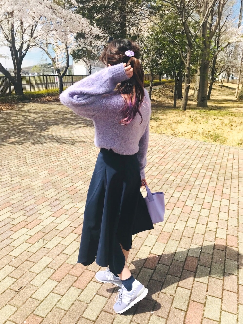 「春コーデ、休日スタイル、スカート、スニーカー、シンプルコーデ、パープル、ラベンダー」｜「GUのアイテム（ニット/セーター、パープル系）」を使った、ピロ吉さん（レディース・161cm）の春コーディネートの1枚目の写真