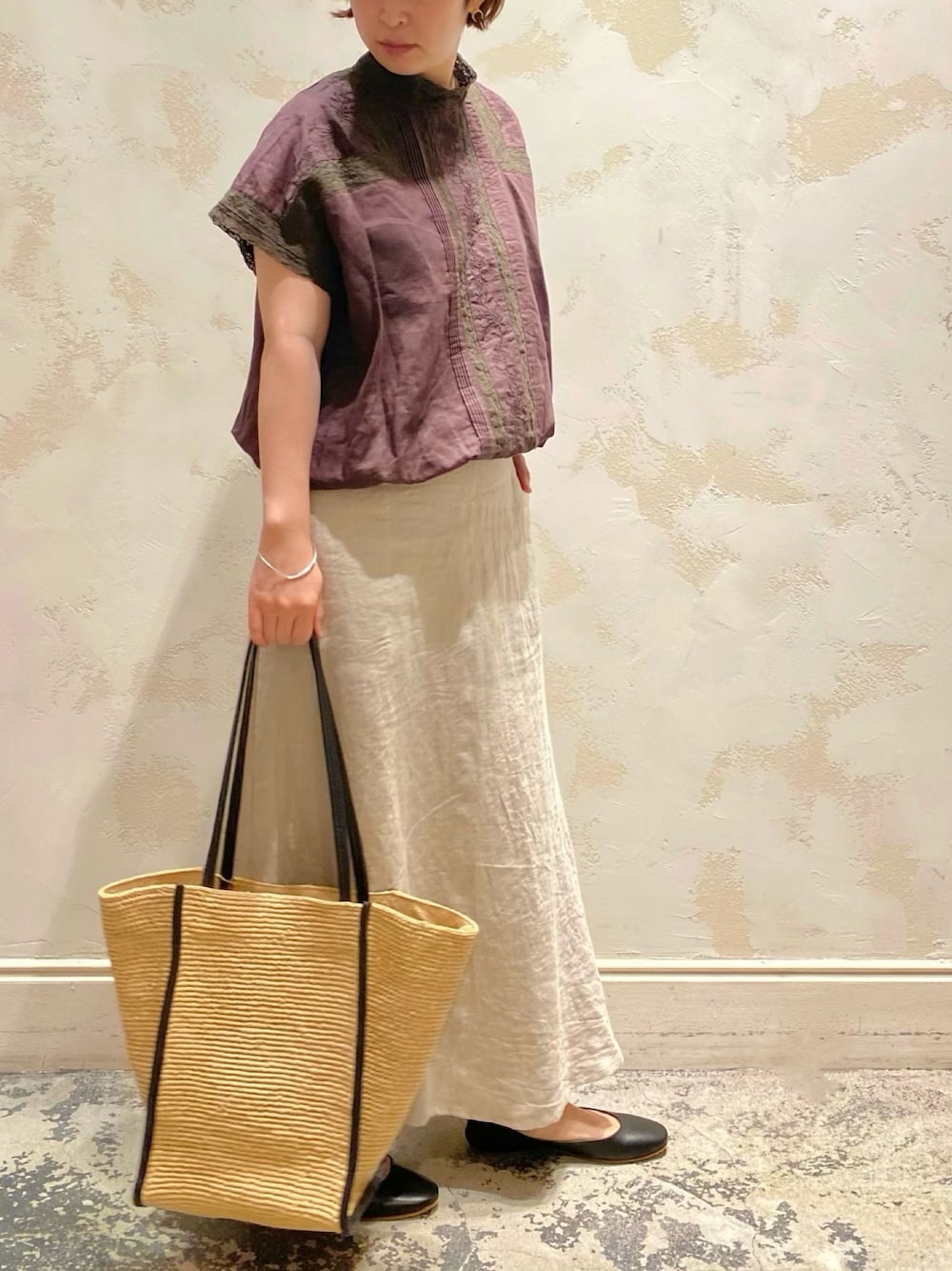 「夏コーデ、シンプルコーデ、休日コーデ、かごバッグ、フレンチスリーブ、レース、刺繍、刺繍ブラウス、ビアズリー」｜「BEARDSLEYのレースフレンチブラウス（シャツ/ブラウス、ブラウン系）」を使った、konnoooatsukoooさん（レディース・162cm）の夏コーディネートの1枚目の写真