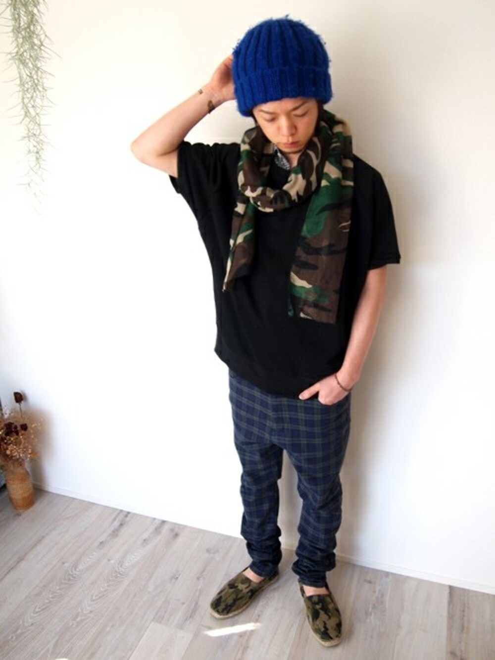 グリーン系のデニムパンツ、ブラック系のTシャツ/カットソーを着用したメンズの秋コーディネートの1枚目の写真