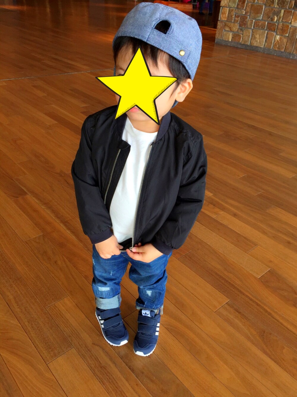 「男の子コーデ、2歳9ヶ月、UNIQLO、adidas」｜「SHIPSのアイテム（キャップ、ブルー系）」を使った、yukinkoさん（キッズ・90cm）の春コーディネートの1枚目の写真
