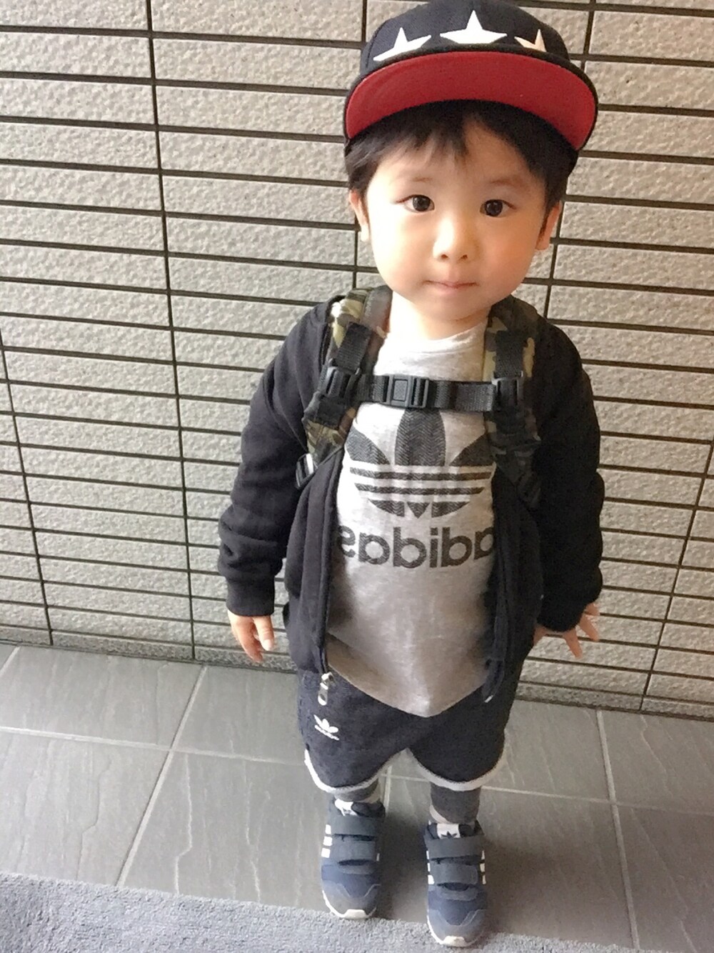 「adidas、2歳10ヶ月、おとこのこ」｜「adidasのアイテム（Tシャツ/カットソー、グレー系）」を使った、yukinkoさん（キッズ・90cm）の春コーディネートの1枚目の写真