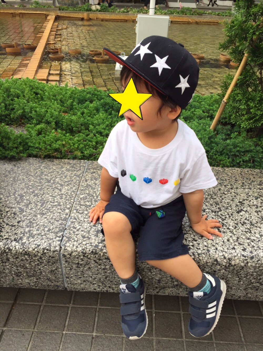 「2歳11ヶ月、おとこのこ、プチプラコーデ、ユニクロTシャツ、adidas、グローバルワーク(GLOBAL WORK)」｜「no brandのアイテム（キャップ、ブラック系）」を使った、yukinkoさん（キッズ・90cm）の春コーディネートの1枚目の写真