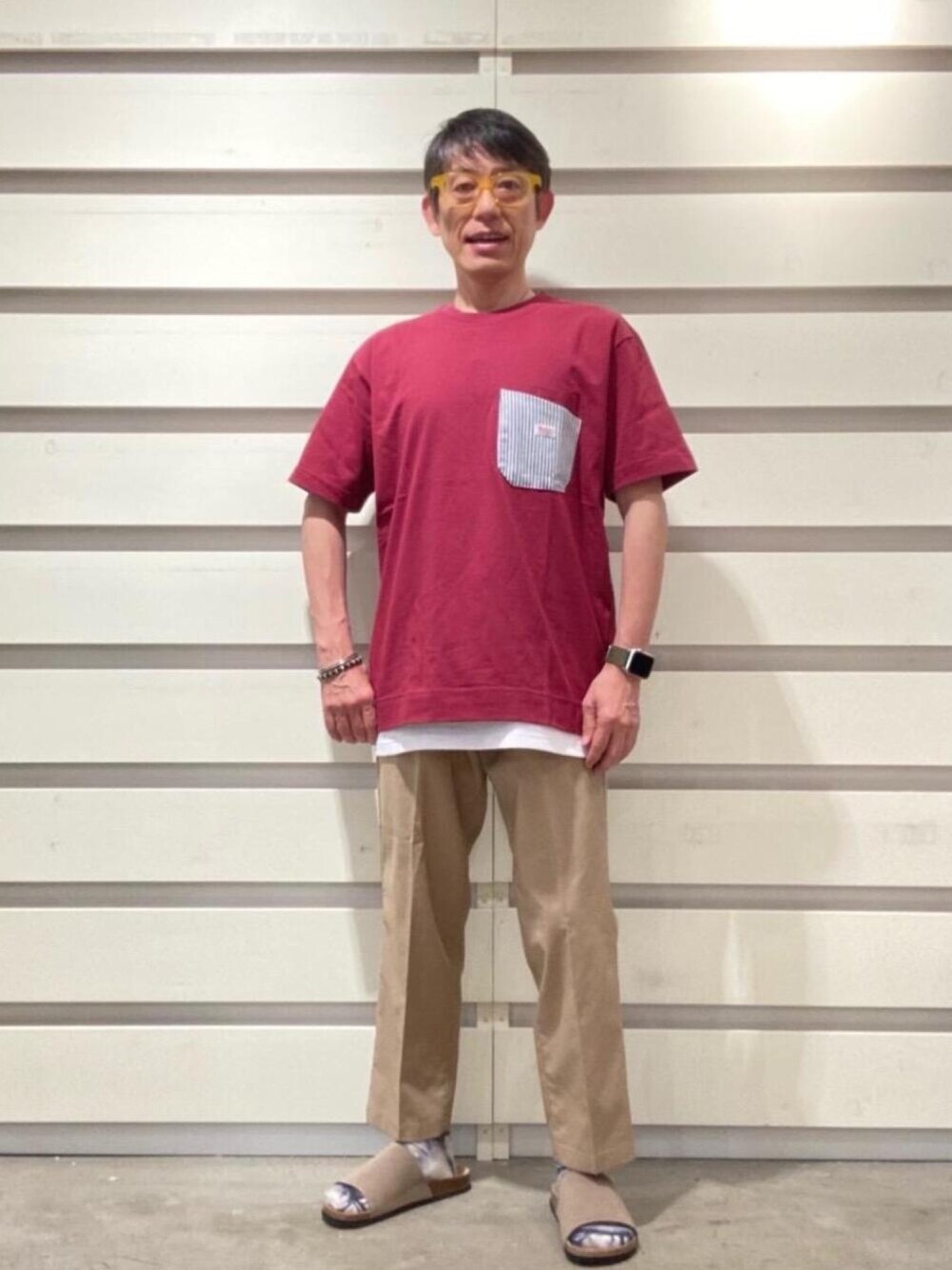 「ワイドパンツ、プチプラ、coen、コーエン、着回し抜群、coenスタッフスタイリング、smith's、USAコットン、休日すたいる、しんぷる」｜「coenのワイドストラップサンダル（サンダル、ベージュ系）」を使った、よしおさんさん（メンズ・162cm）の春コーディネートの1枚目の写真