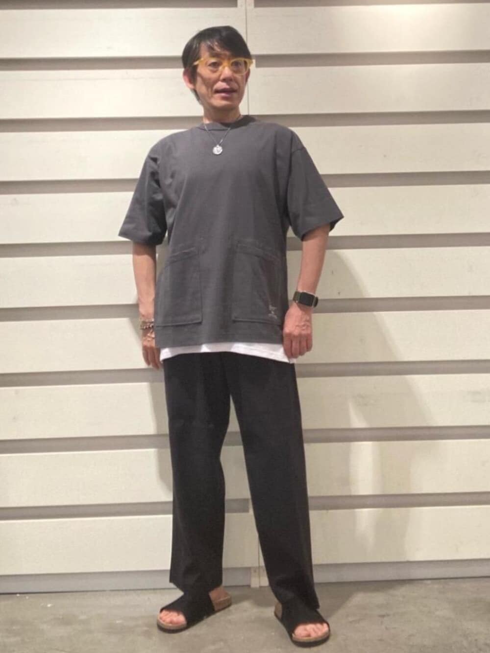 「ワイドパンツ、プチプラ、coen、コーエン、着回し抜群、coenスタッフスタイリング、USAコットン、休日すたいる、しんぷる、涼しくて軽い「涼・軽パンツ」」｜「coenのワイドストラップサンダル（サンダル、ブラック系）」を使った、よしおさんさん（メンズ・162cm）の春コーディネートの1枚目の写真