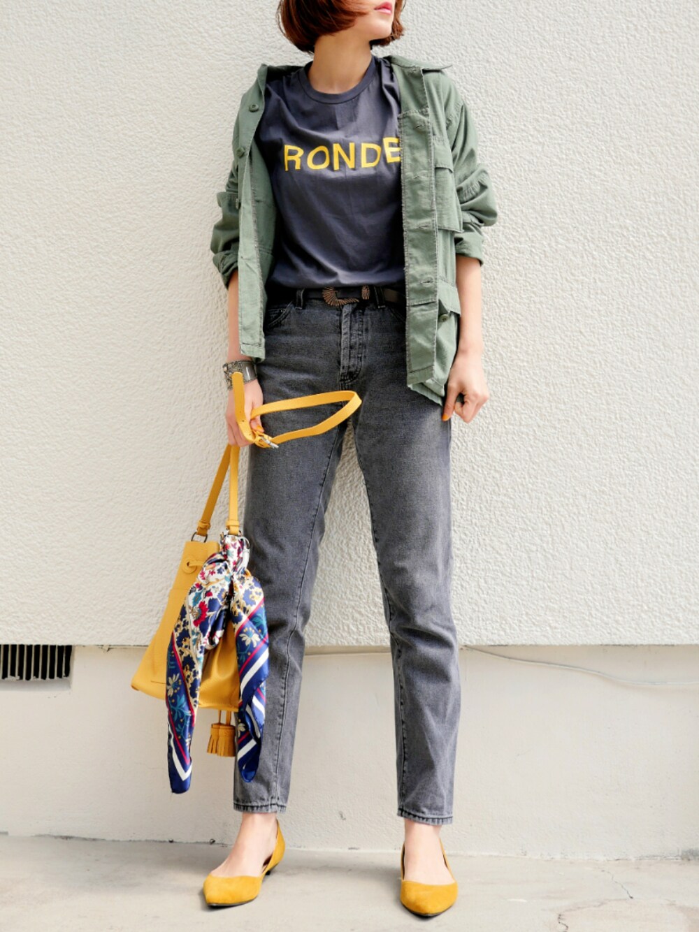 「ミリタリージャケット、イエロー、イエローコーデ、カラーパンプス、イエローパンプス、ロゴT、ロゴTシャツ、デニムパンツ、春コーデ、古着MIX」｜「ZARAのアイテム（ショルダーバッグ、イエロー系）」を使った、金子三記(miki)さん（レディース・170cm）の春コーディネートの1枚目の写真