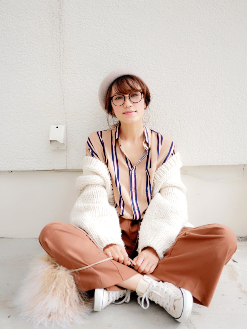 「ワントーンコーデ、アースカラー、ストライプ、ストライプシャツ、ワイドパンツ、ファー小物、ファーバッグ、ベレー帽、めがね、ざっくりニット」｜「haco!のカンタン便利なポイントになるベレー帽（ハンチング/ベレー帽、ベージュ系）」を使った、金子三記(miki)さん（レディース・170cm）の秋コーディネートの1枚目の写真