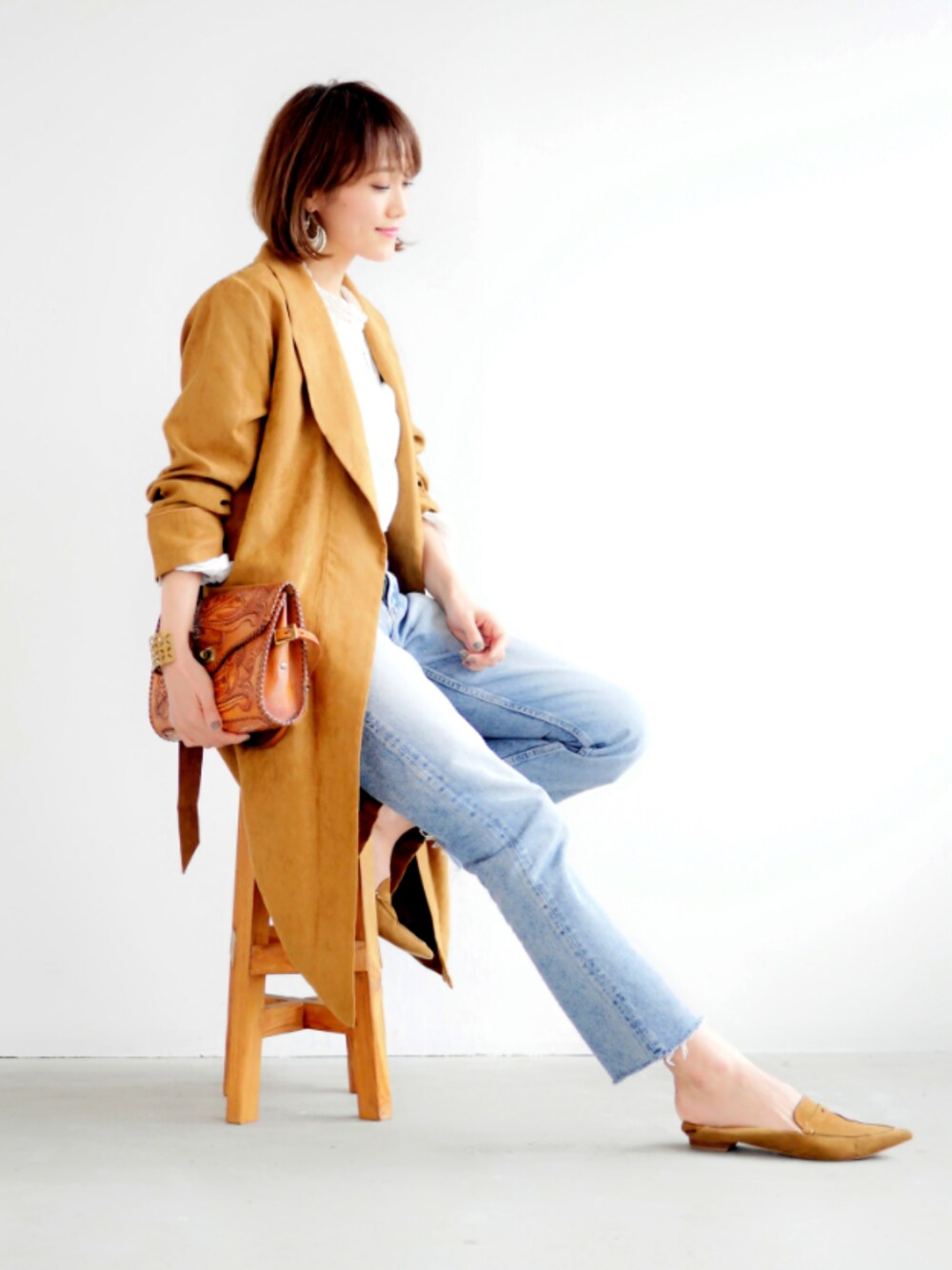 「秋のコーデ、秋色、キャメル、デニムパンツ、切りっぱなしデニム、カットオフデニム、ガウン、古着MIX、古着、レーストップス」｜「Ungridのフェイクスウェードガウン（その他アウター、イエロー系）」を使った、金子三記(miki)さん（レディース・170cm）の秋コーディネートの1枚目の写真