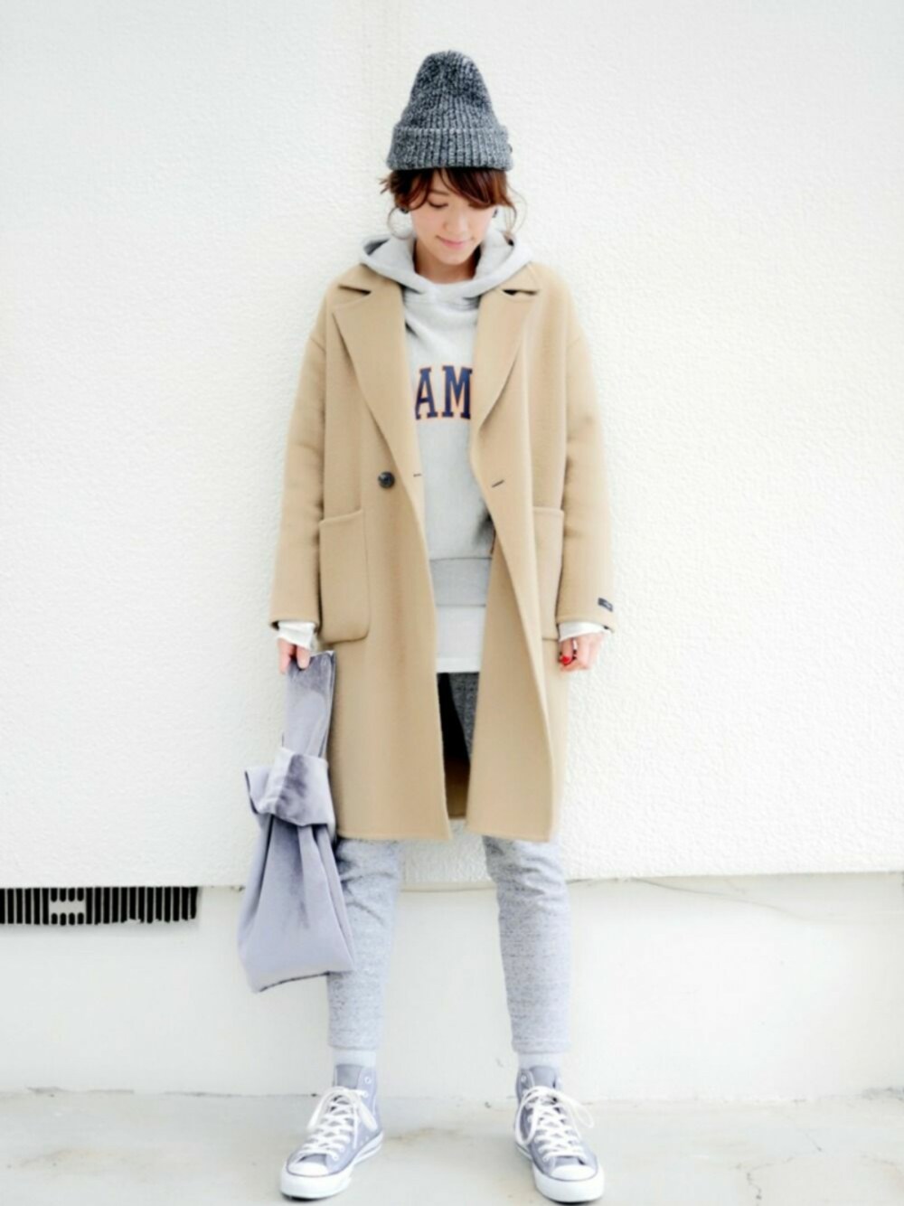 「ベロア、ニット帽、パーカー、ロゴスウェット、UNIQLO、ユニクロ、スウェットパンツ、チェスターコート、converse、ハイカットスニーカー」｜「Ungridのカシミヤ混リブロングスリーブTee（Tシャツ/カットソー、ホワイト系）」を使った、金子三記(miki)さん（レディース・170cm）の秋コーディネートの1枚目の写真