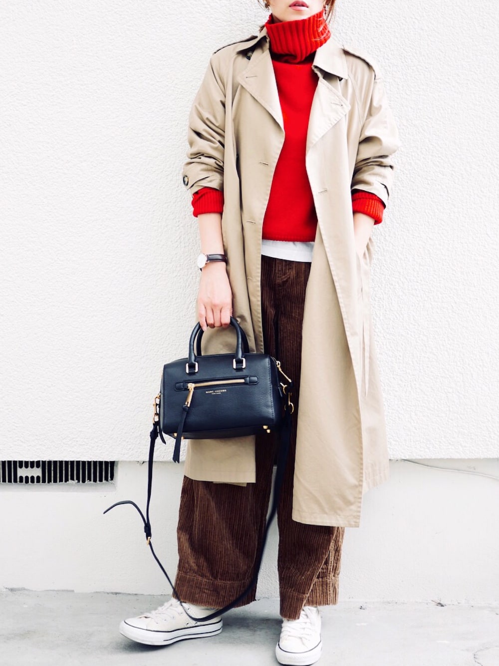 レッド系のニット/セーター、ブラウン系のその他パンツ、ホワイト系のTシャツ/カットソーを着用したレディースの冬コーディネートの1枚目の写真