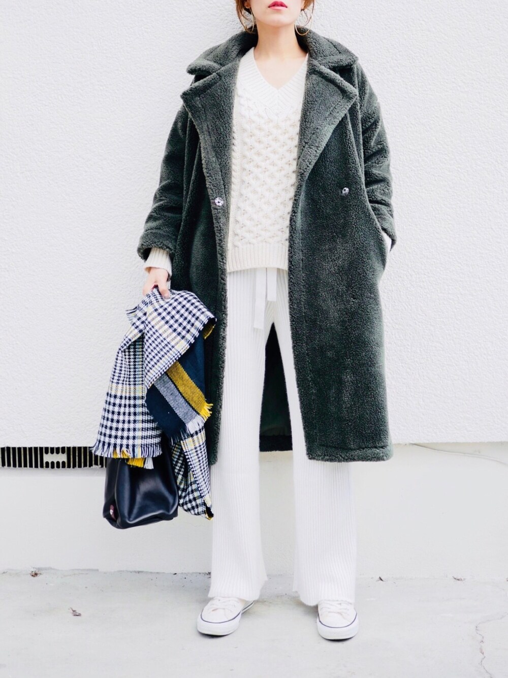 「ボアコート、ニットパンツ、リブパンツ、オールホワイト、ホワイトコーデ、ママファッション、Vネックニット、白ニット、チェックストール、ケーブルニット」｜「marjourのVネックアランニットトップス（ニット/セーター、ホワイト系）」を使った、金子三記(miki)さん（レディース・170cm）の冬コーディネートの1枚目の写真