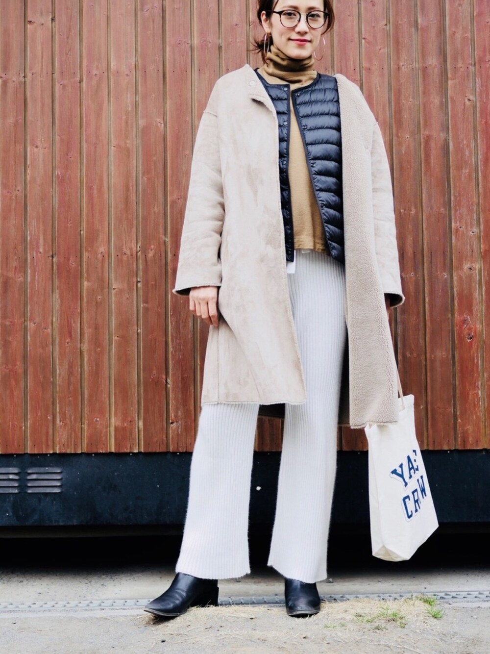 「ニットパンツ、ムートンコート、ダウンベスト、ユニクロ、UNIQLO、タートルネック、タートルネックニット、めがね、キャンバストート、ショートブーツ」｜「BEAUTY&YOUTH UNITED ARROWSのBY フルニードル タートルネック ニット（ニット/セーター、ベージュ系）」を使った、金子三記(miki)さん（レディース・170cm）の冬コーディネートの1枚目の写真