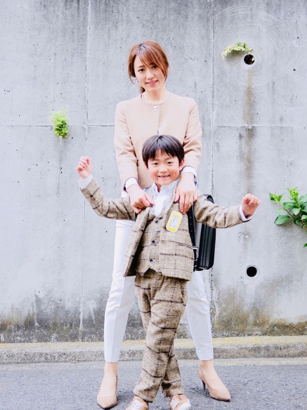 「入学式、ZARA、ザラジョ、白パンツ、パンプス、パールネックレス、パンツスタイル、ベージュ、フォーマル、ノーカラージャケット」｜「ZARAのノーカラージャケット（ノーカラージャケット、ベージュ系）」を使った、金子三記(miki)さん（レディース・170cm）の春コーディネートの1枚目の写真